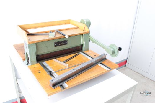 Nut - Perforiermaschine / Creasing - Perforation machine