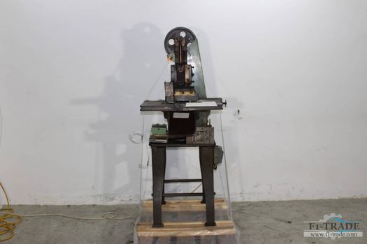 Stanzmaschine / Punching machine