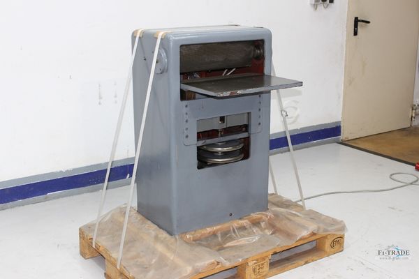 Buchrückenrundemaschine / Book Back Rounding Machine | La Fornigrafica ...