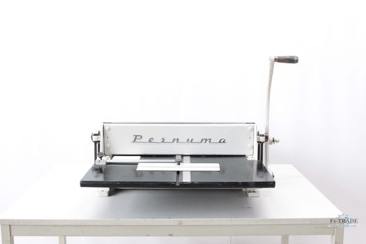 Nut - Perforiermaschine / Creasing - Perforation machine