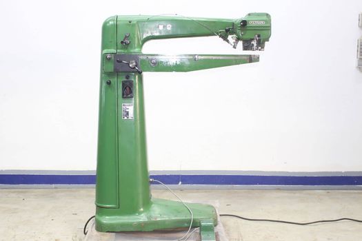 Langarm-Drahtheftmaschine / Long arm Wire Stitching Machine