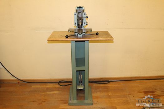 Eckeneinziehmaschine / Corner Pulling Machine