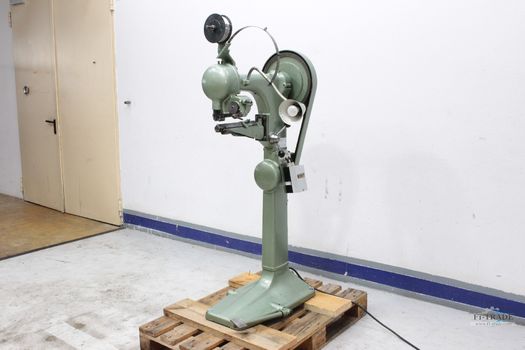 Eckenheftmaschine Drahtheftmaschine / Corner Stitching Machine