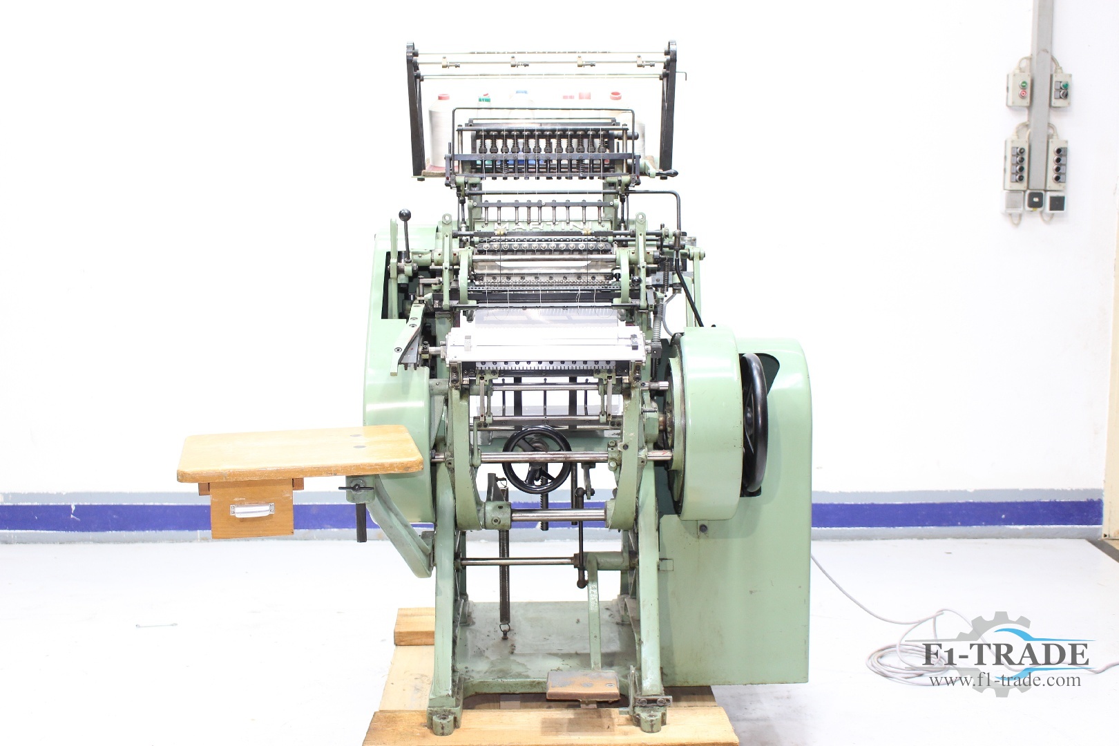 Fadenheftmaschine / Sewing machine