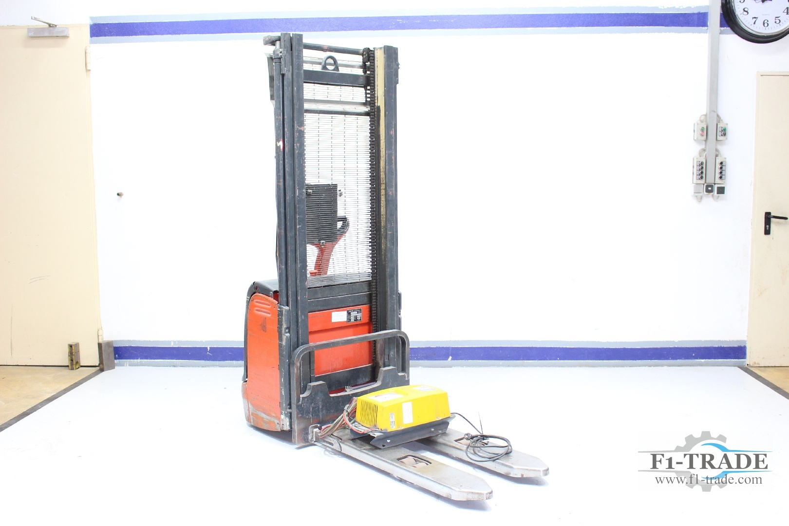 Elektrischer Hochhubwagen / Eletric Forklift